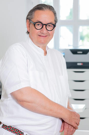 Dr. Hans-Georg Helm © Dr. Helm & Partner – meinlandzahnarzt.de Dr. Hans-Georg Helm © Dr. Helm & Partner - meinlandzahnarzt.de