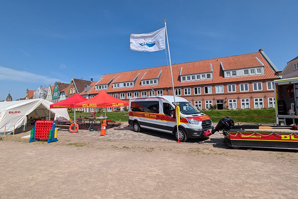 DLRG auf der Open-Ship-Meile in Glückstadt DLRG auf der Open-Ship-Meile in Glückstadt